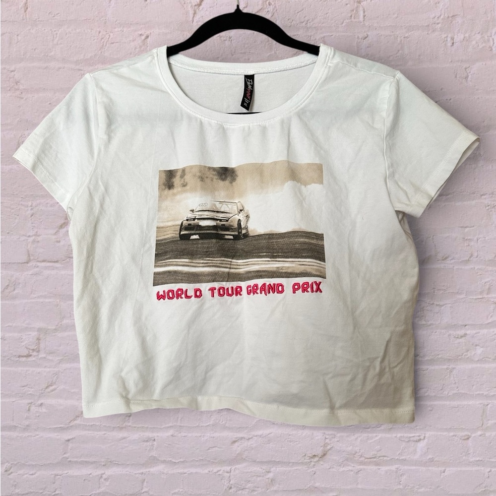 White 'World Tour Grand Prix' Graphic Crop Top